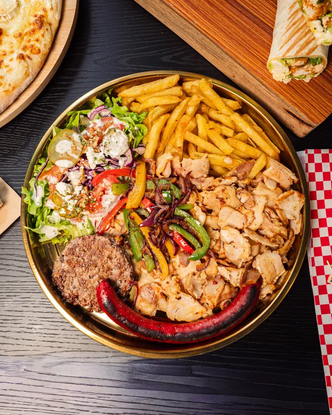 Assiette kebab avec frites, crudités et merguez