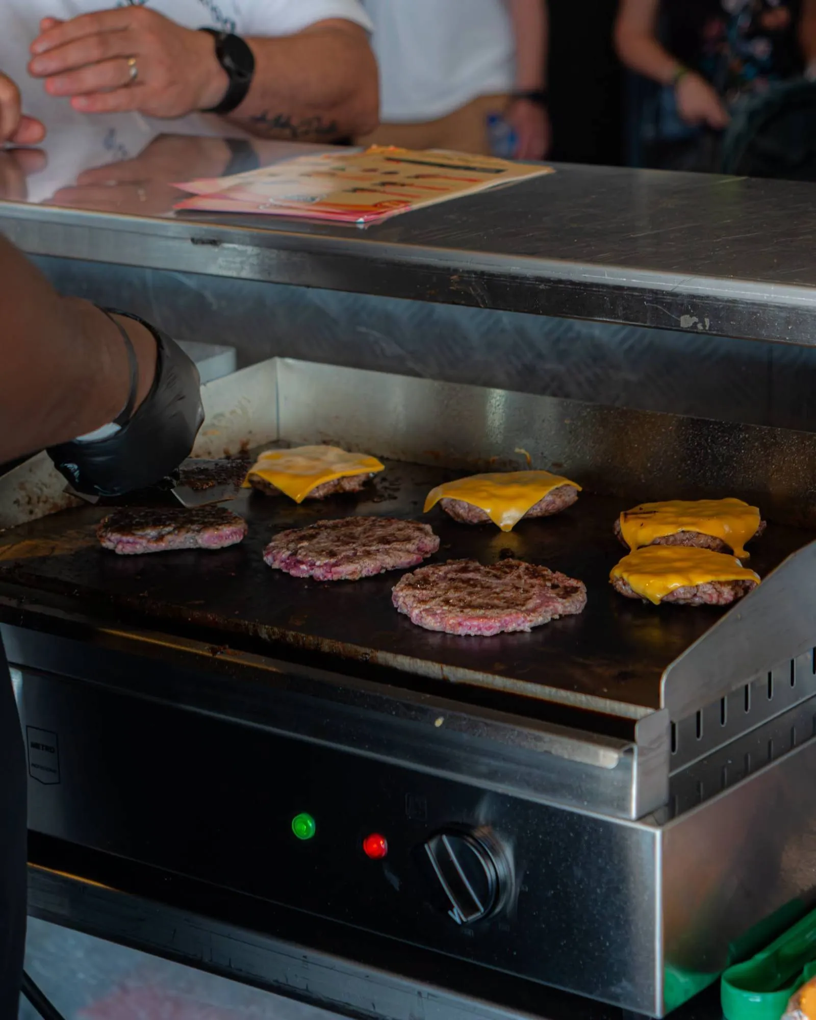 Steaks et cheddar fondu sur la plancha